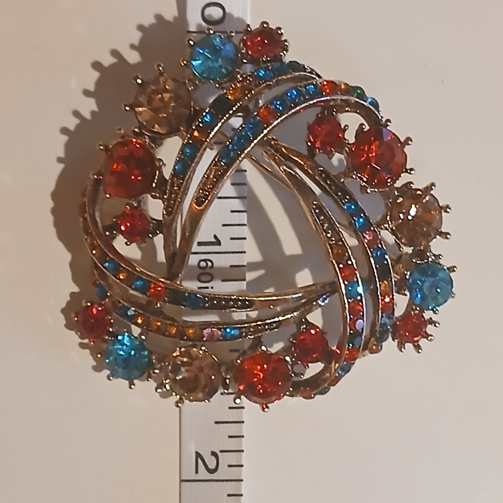 Beautiful Trilliant Shape Brooch - Picture 7 of 8